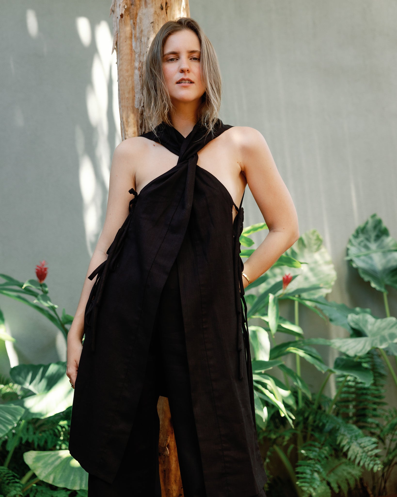 BLACK LONG BOW VEST