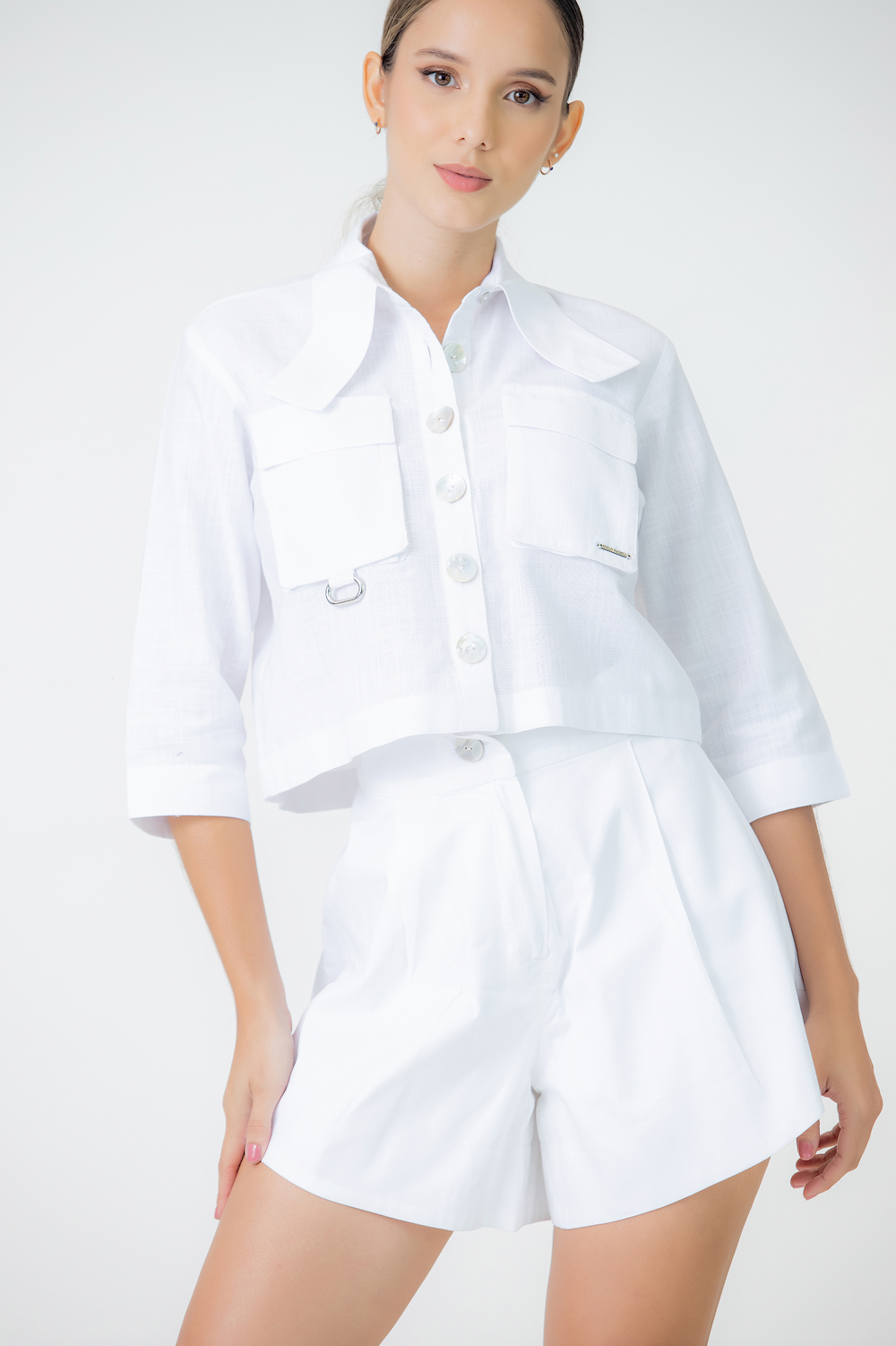 WHITE SHORT PANTS